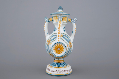 Un ensemble de 3 pichets trompeurs en forme de tonneau, Talavera, Espagne, ca. 1820